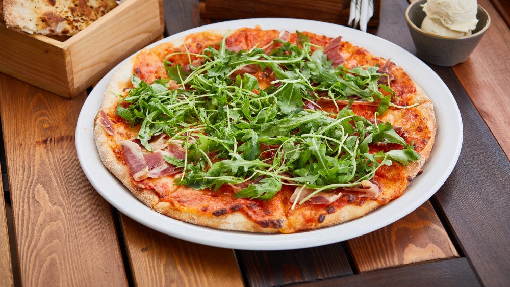 Prosciutto pizza
