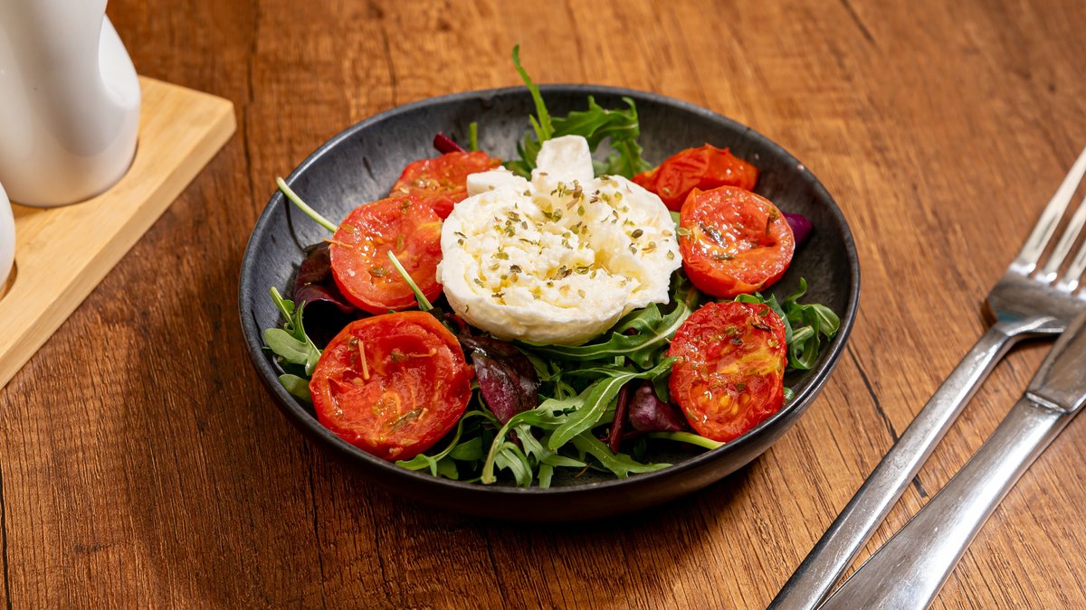Buratta cu rucola si rosii cherry confiate