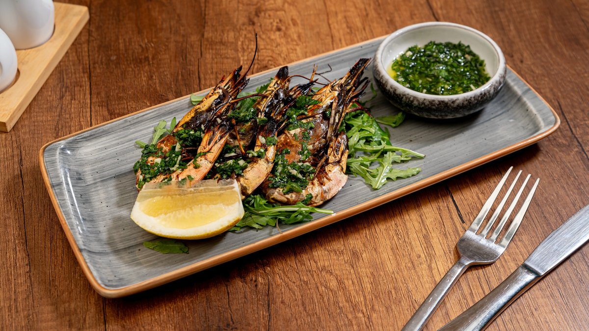 Creveti Black tiger la gratar cu sos chimichurri