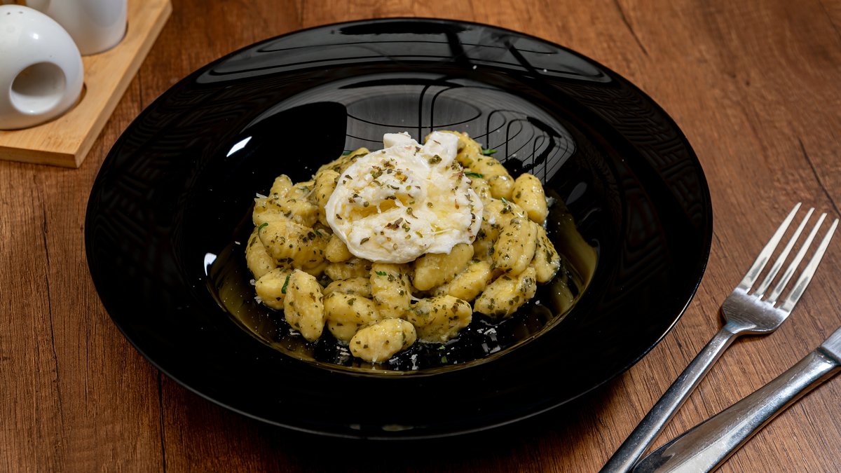 Gnocchi cu pesto si burrata