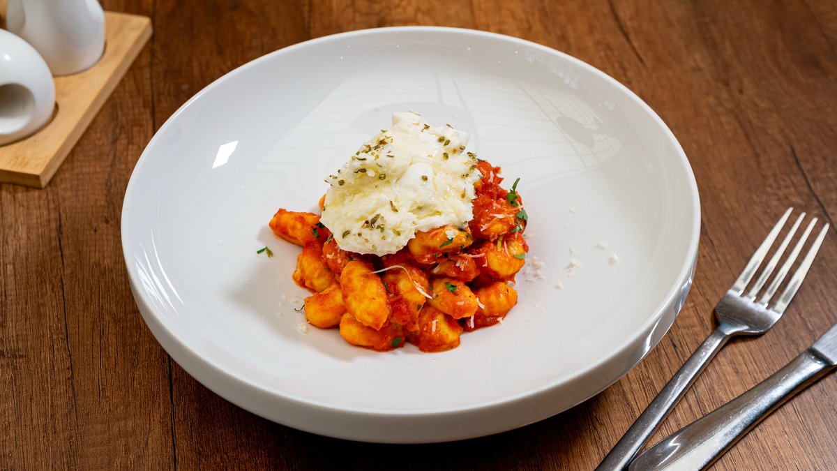 Gnocchi cu sos de rosii si burrata