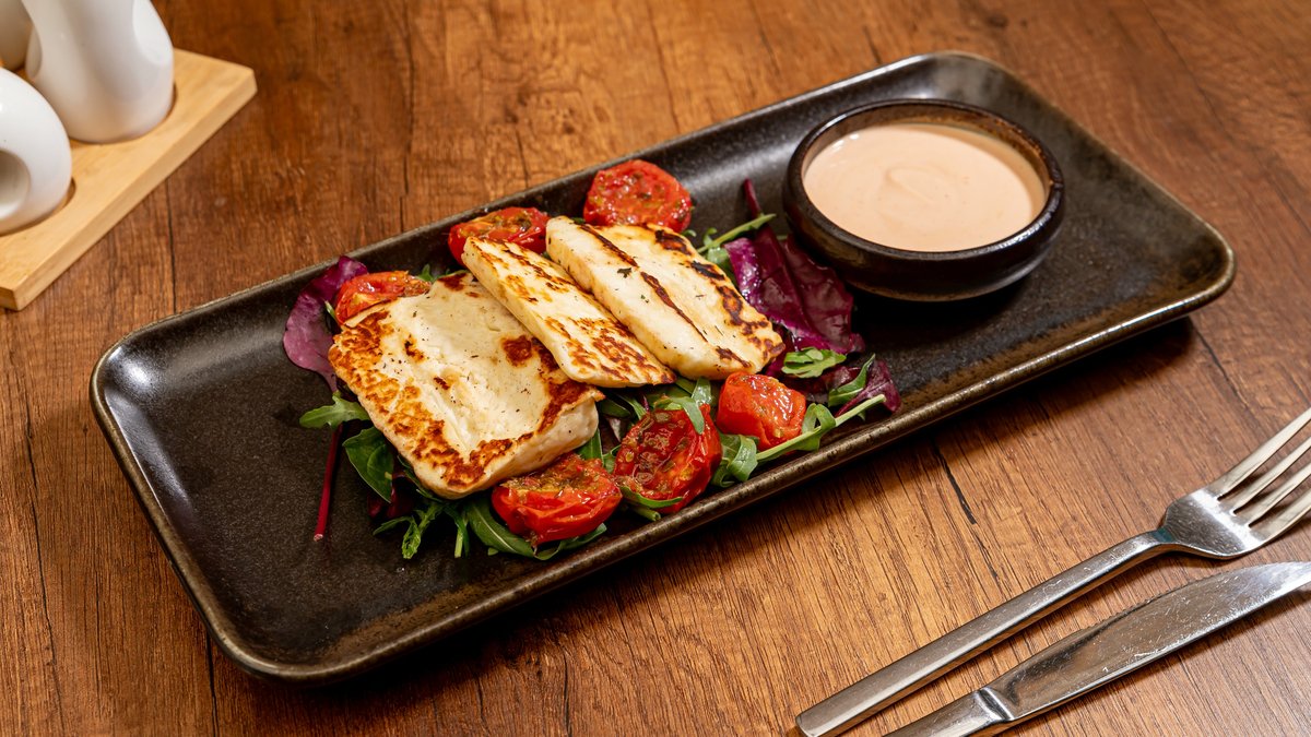 Halloumi la gratar pe carbuni si sos calipso