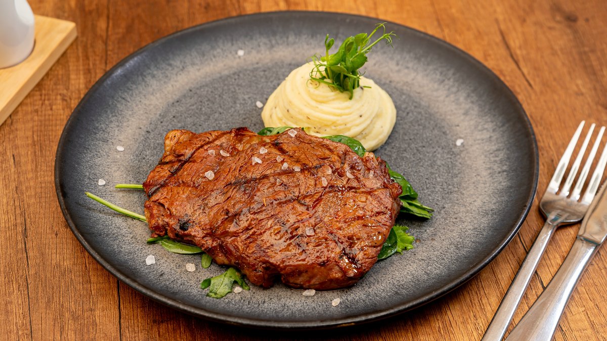 Ribeye de Uruguay cu piure cu trufe
