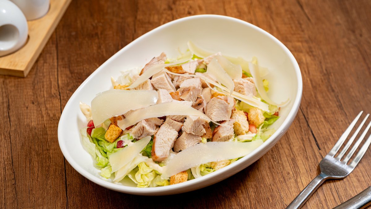 Salata Caesar cu pui