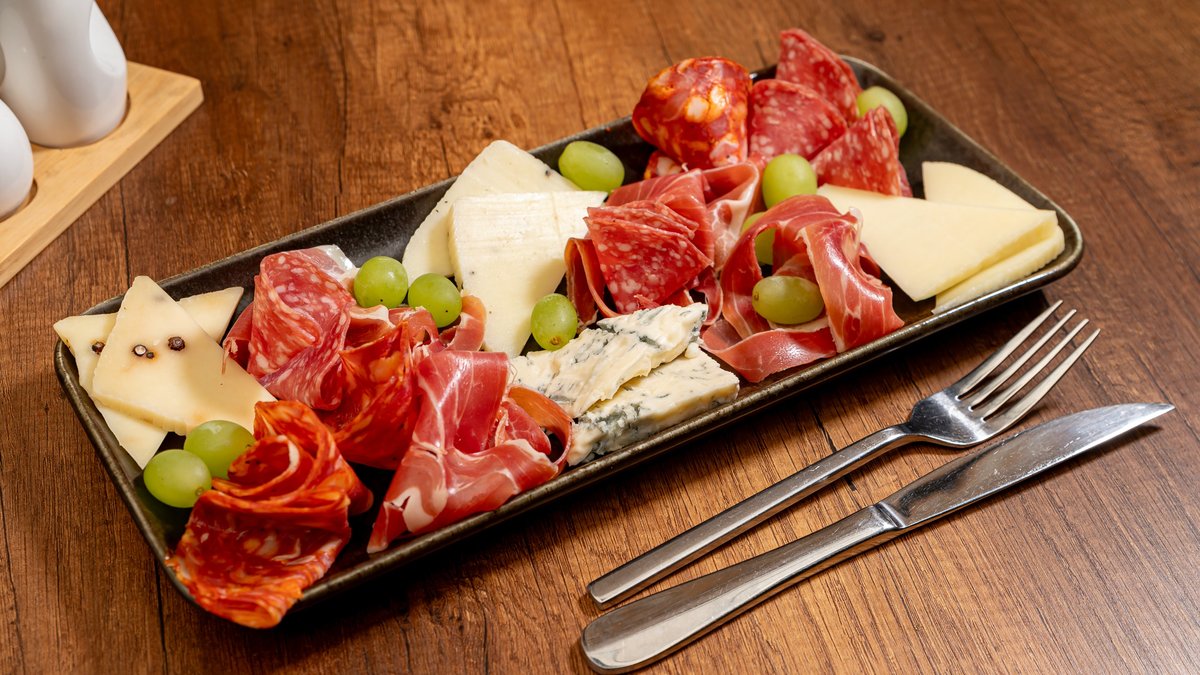 Selecție de brânzeturi,salami și prosciutto