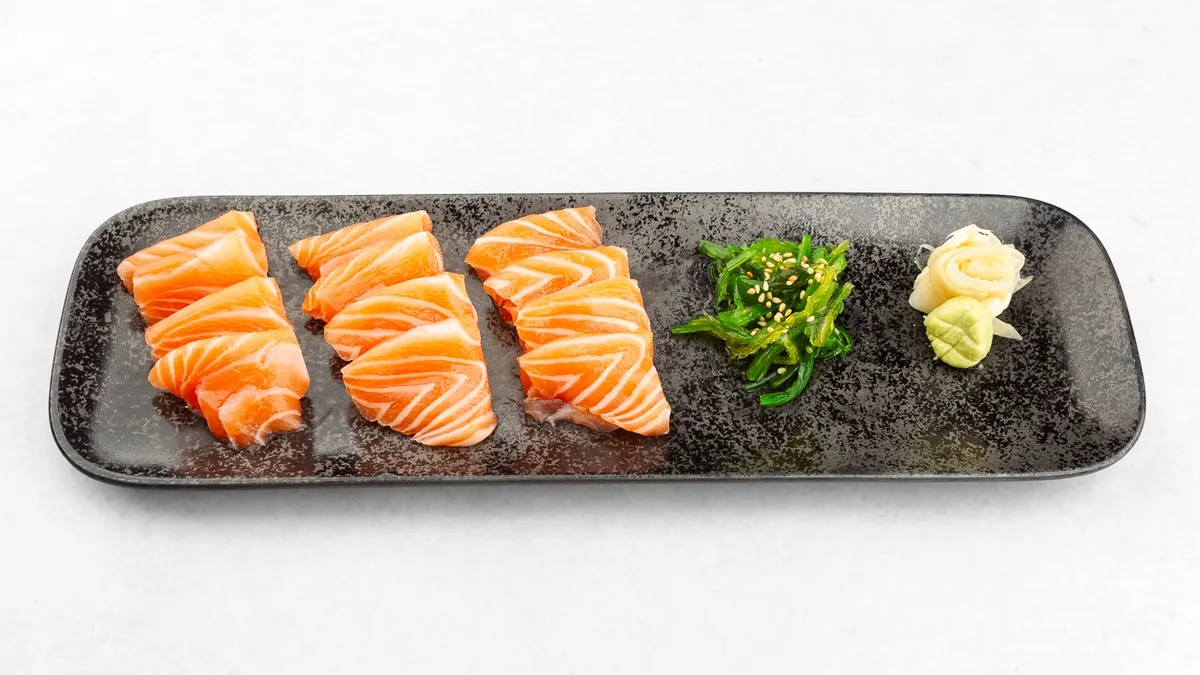 Sashimi losos (12 kosov)