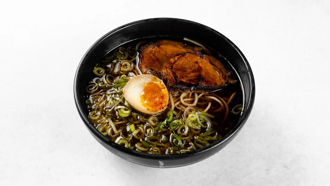 Shoyu ramen s chashu svinjino