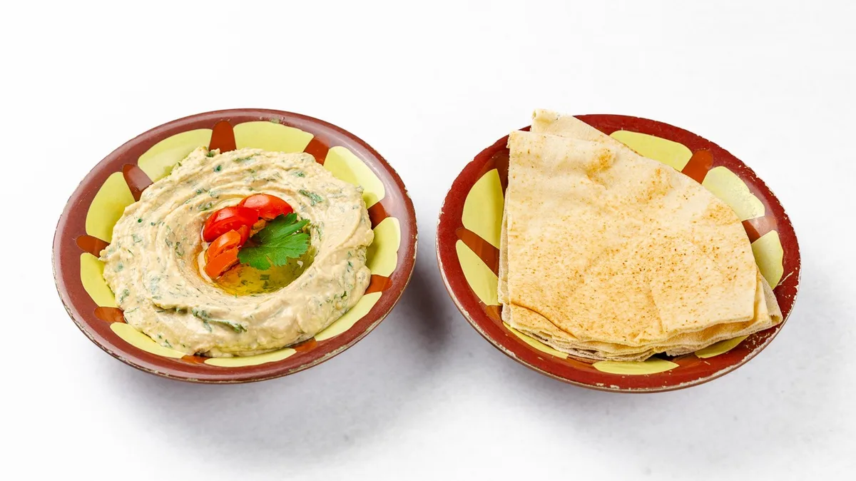 Hummus Beiruti s pita kruhom