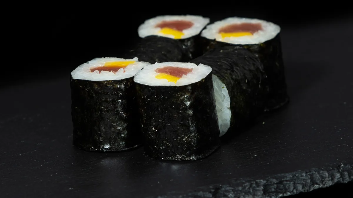 Maki tuniak - mango