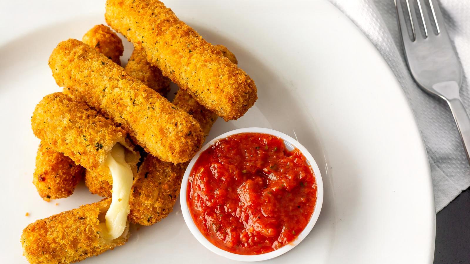 Mozzarella Sticks (8 Pieces)