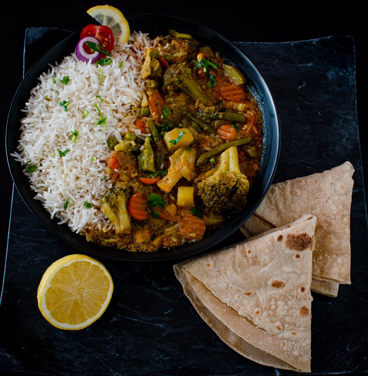 Curry mit Reis und Chapati