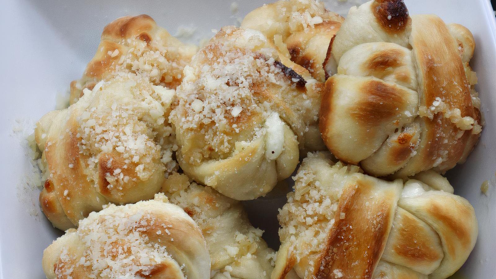 Cheesy Knots (8 Pcs)