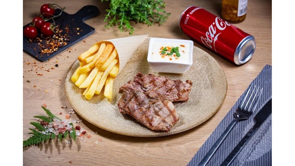 Meniu ceafă de porc + Coca Cola doza 330 ml