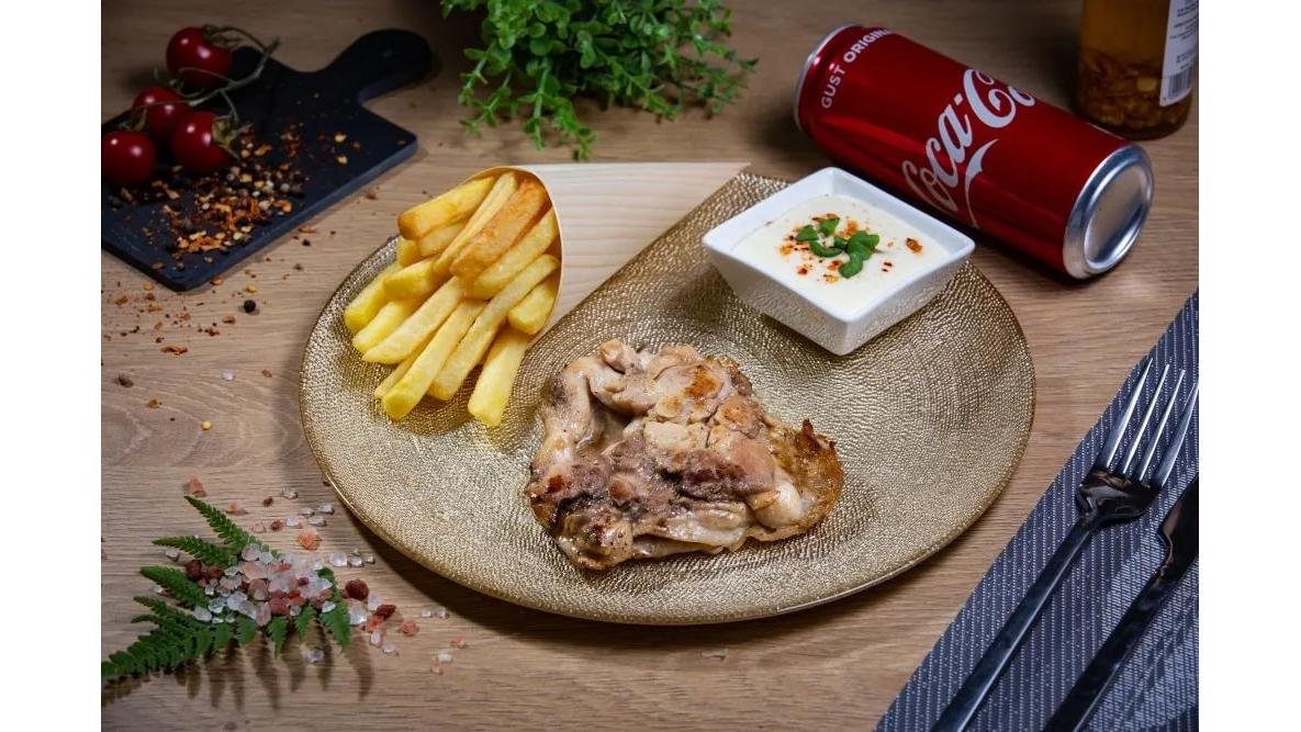 Meniu pulpă dezosată de pui la grill + Coca Cola doza 330 ml