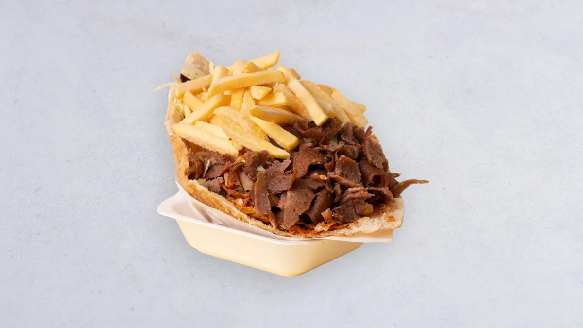 Kebab w bułce z frytkami i warzywami