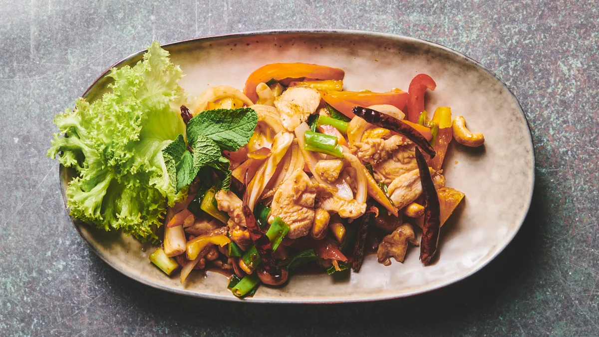 Pad Met-ma-muang Gai  🌶️