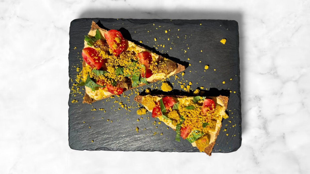 MyRaw pizza s rajčatovou omáčkou a raw sýrem