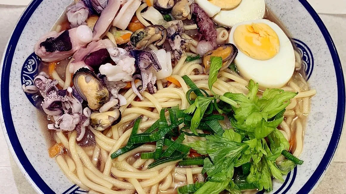 Ramen tengeri gyümölccsel