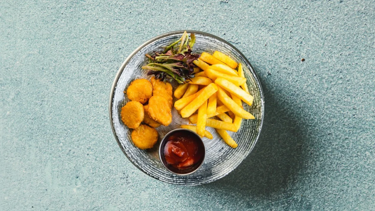 Nuggets og pomfritter til børn