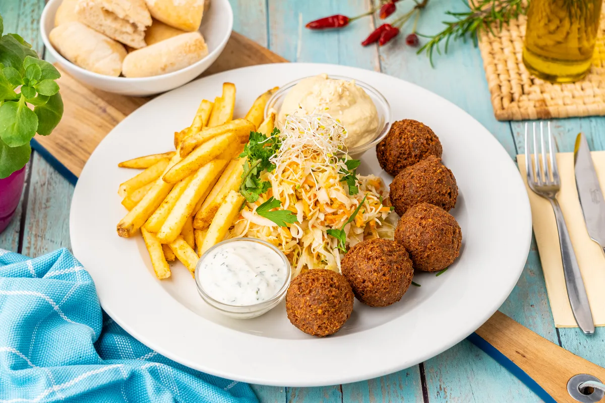 Falafeltál hasábburgonyával