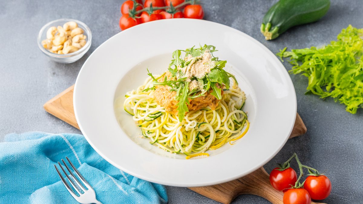Zöld-sárga cukkinispagetti nyers bolognai szósszal, kesuparmezánnal