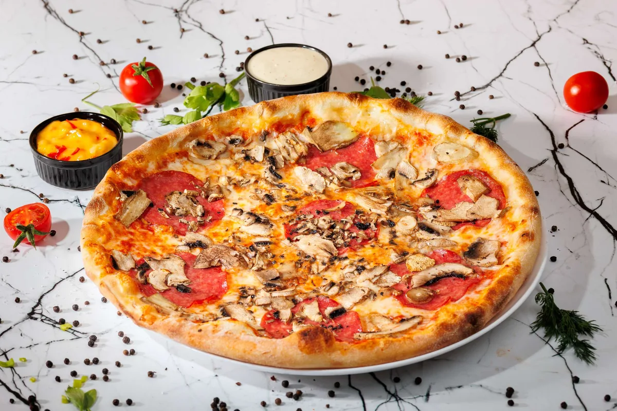Pizza funghi salami mare