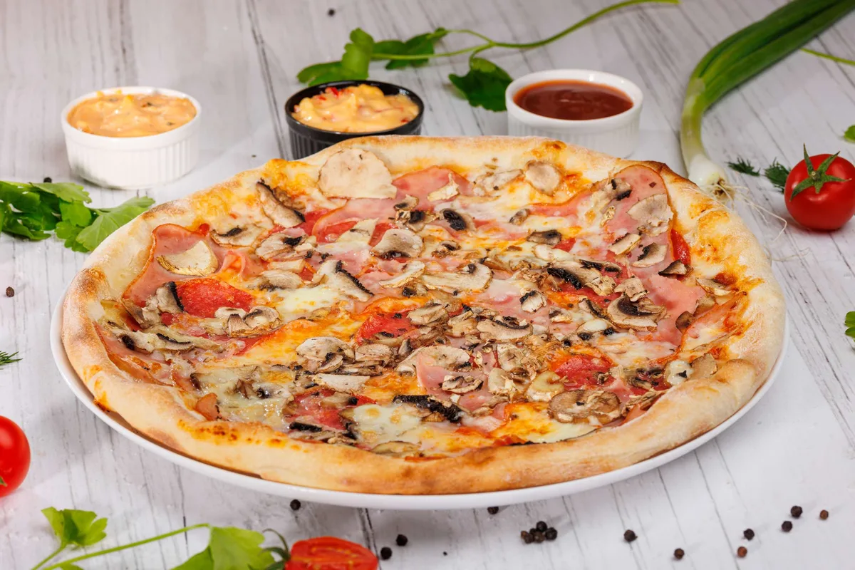Pizza prosciutto funghi salami mică