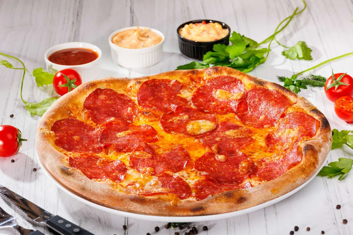 Pizza salami medie