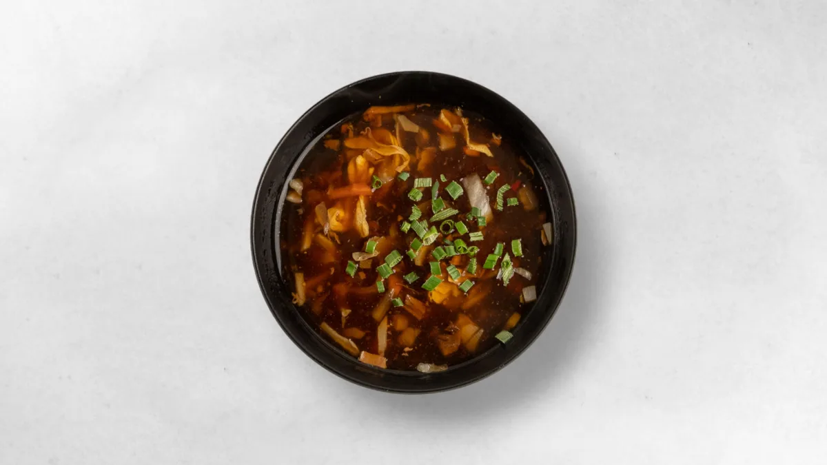 Vegetarische pikant säuerliche Suppe