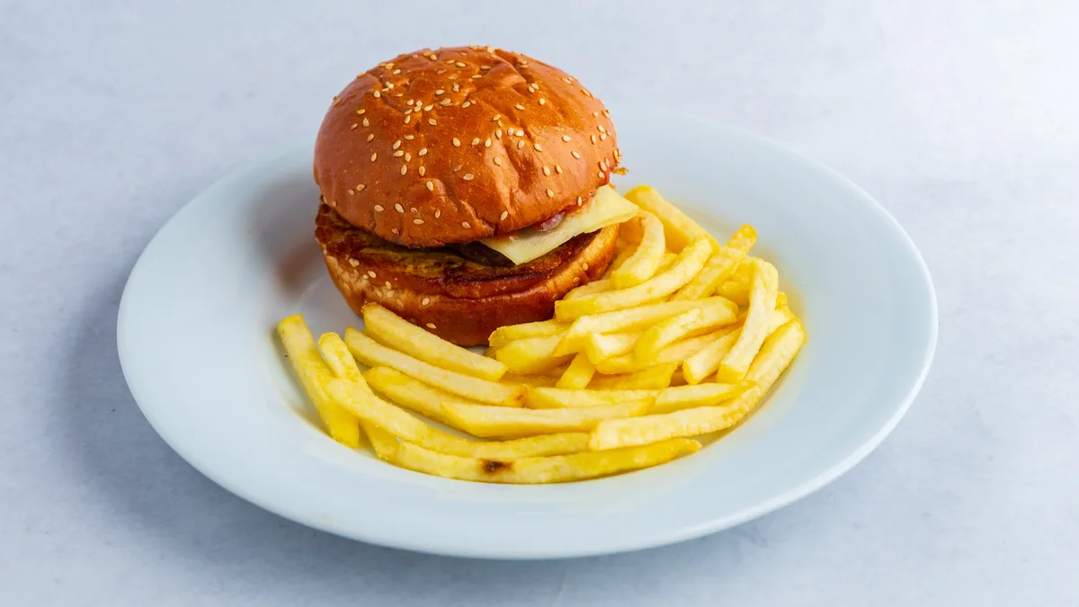 Mali burger sa pomfritom