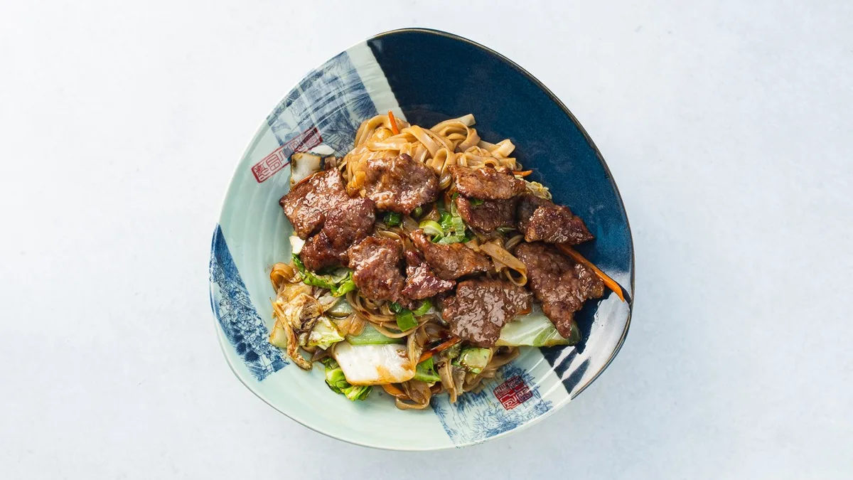 143W. Riževi špageti z govedino 牛肉烩粉