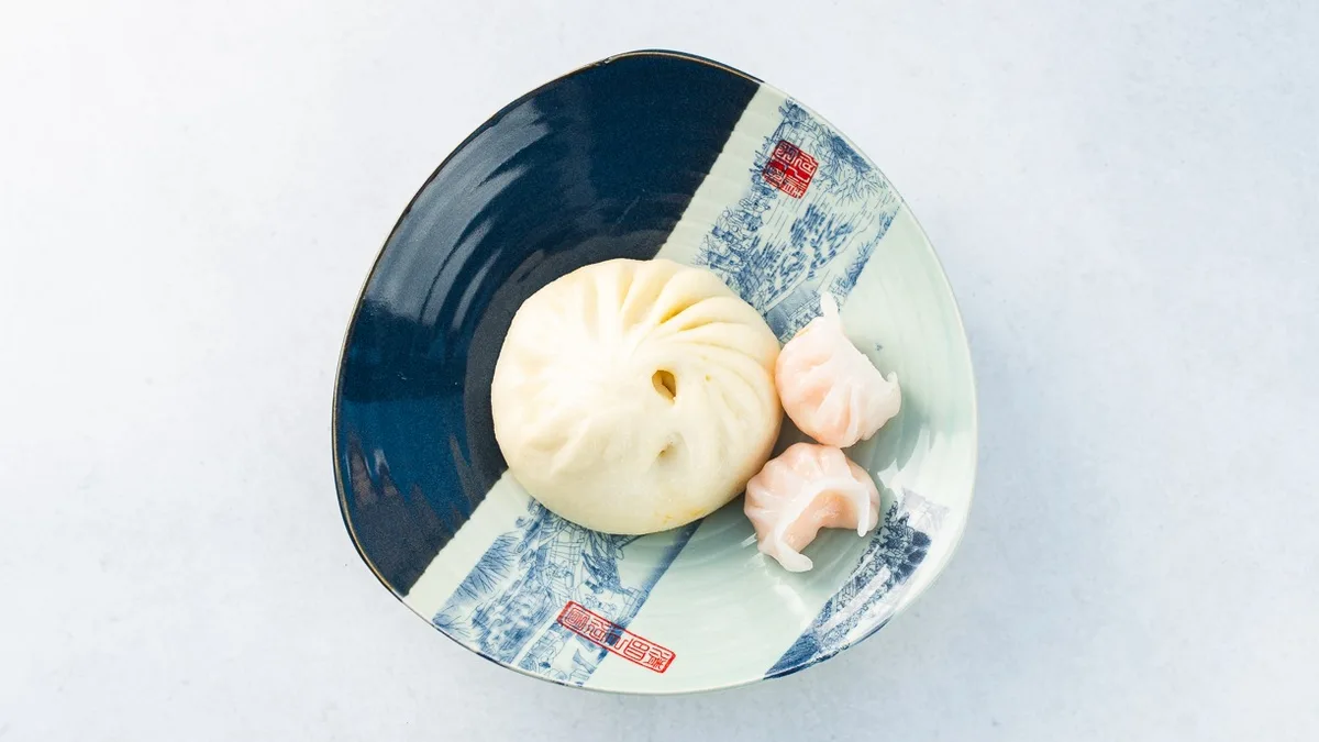 323W. Panda cmok + 2 žlikrofa z rakci 肉包 1个, 虾饺 2个