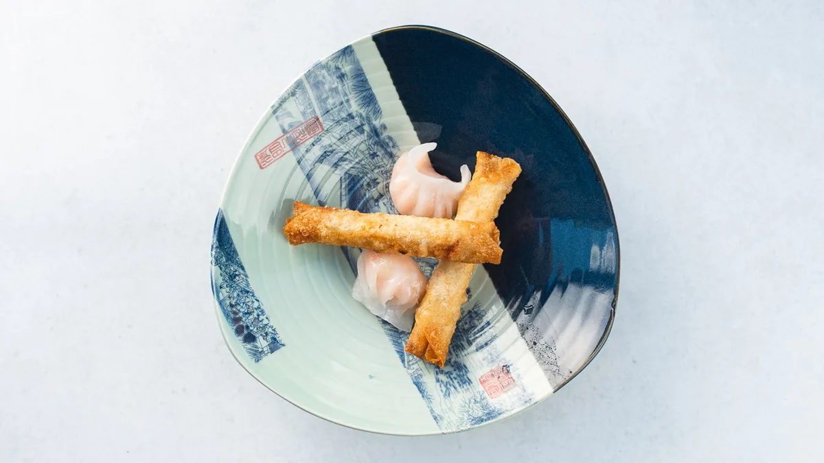 332W. 2 Žlikrofa z rakci in 2 zavitka z zelenjavo 虾饺 2 个, 春卷蔬菜 2 个