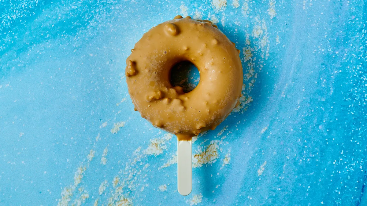 Ice Lollipop με Λευκή Καραμελωμένη Σοκολάτα Dulcey με Μπισκότο και Καραμέλα