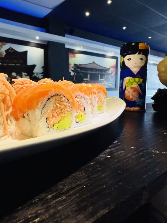 Pinky Dragon Roll