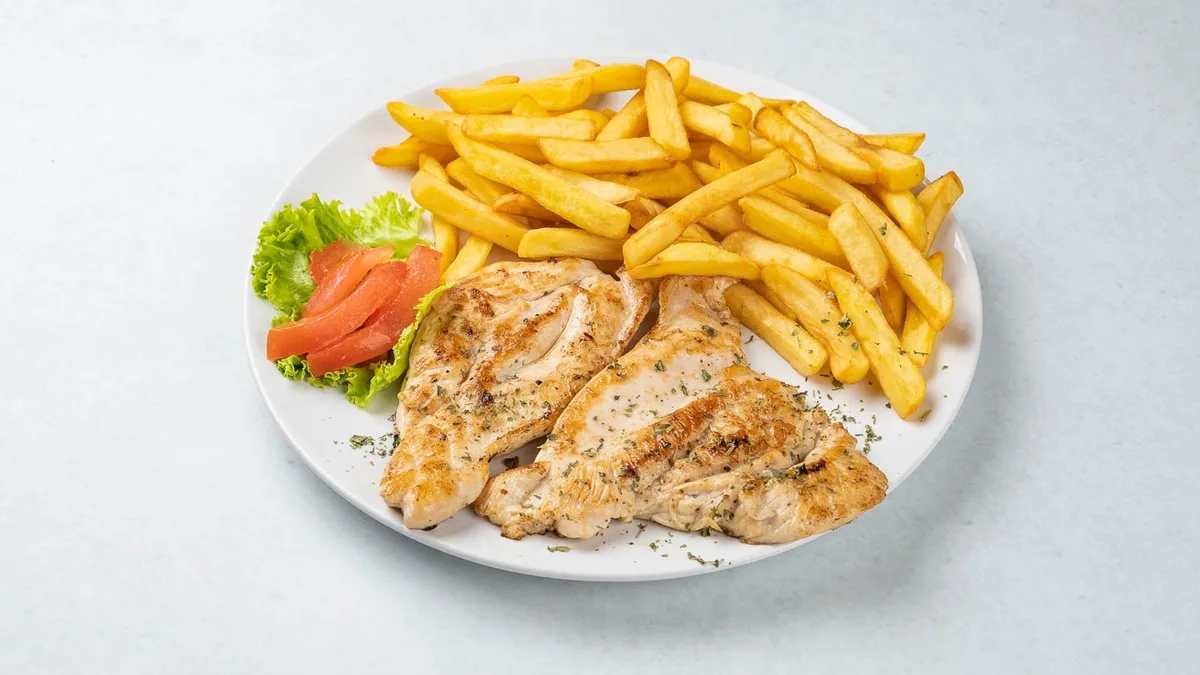 Pileći file s pommes fritesom