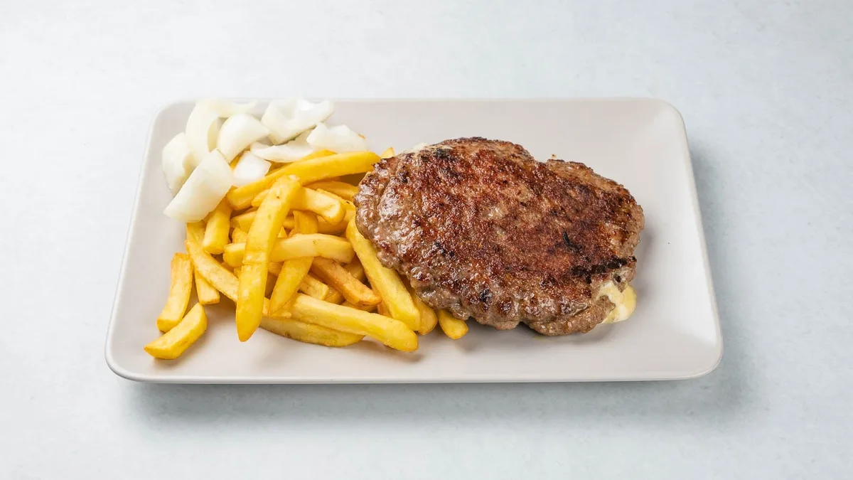 Punjena pljeskavica s pommes fritesom