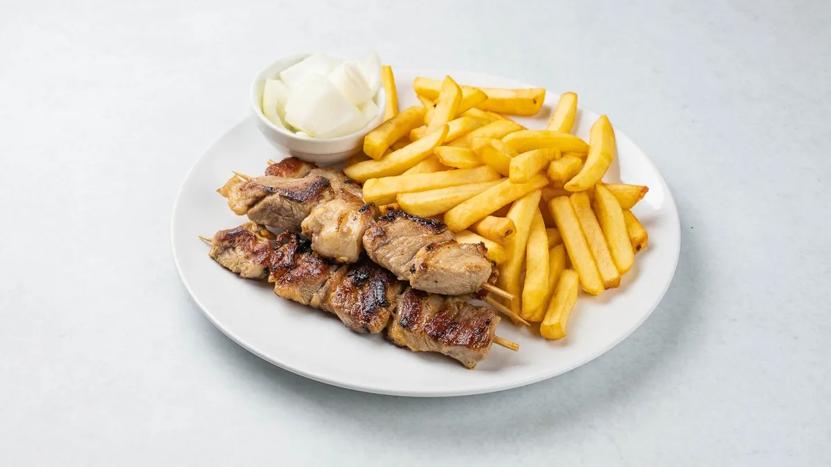 Svinjski ražnjići s pommes fritesom