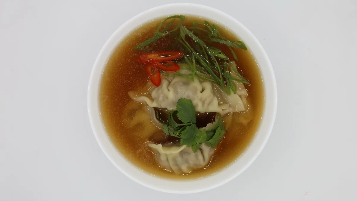 Polévka s plněnými knedlíčky gyoza