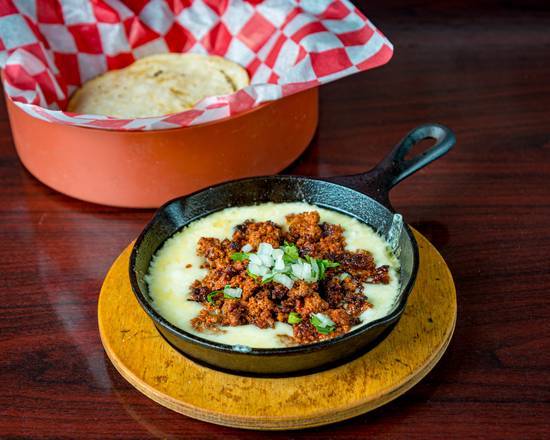 Queso Fundido con Chorizo