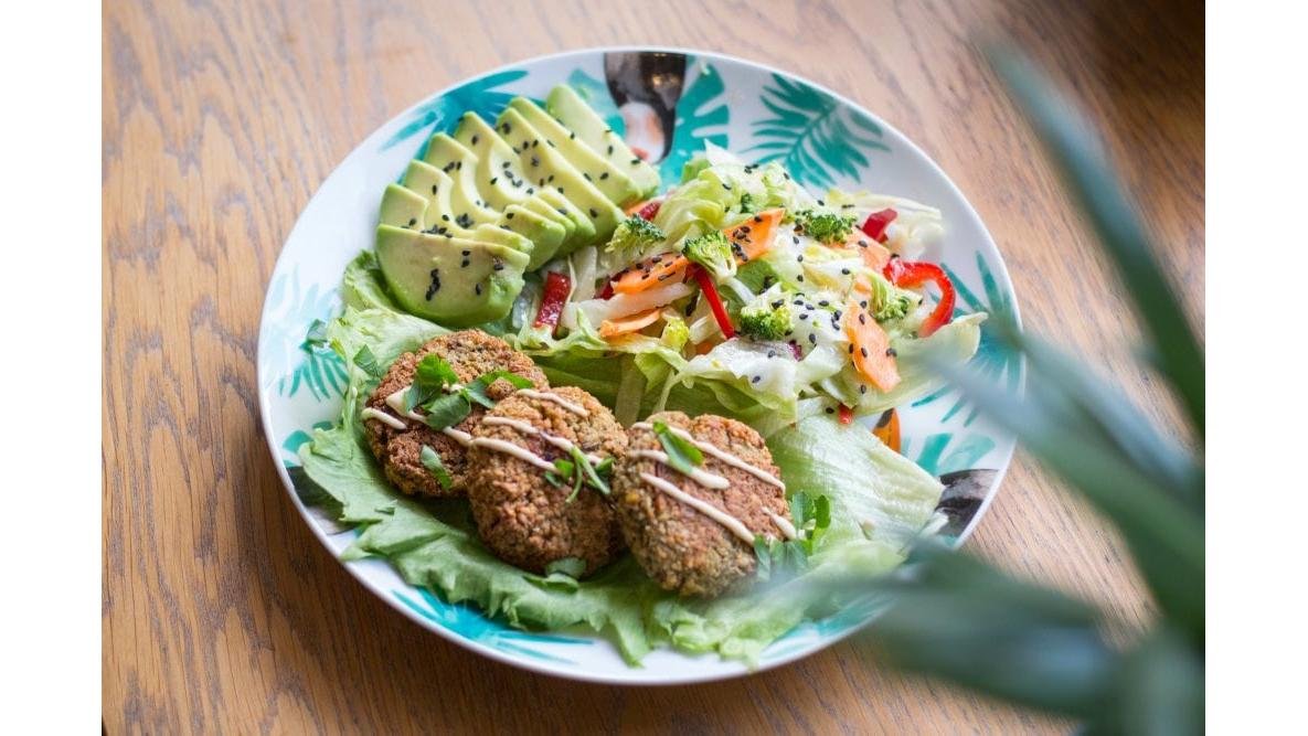 Falafel cu salată de crudități