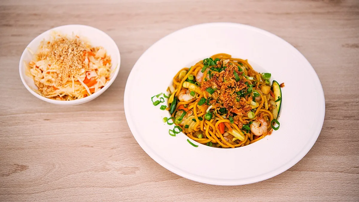 Makaron złoty po wietnamsku z warzywami i krewetkami