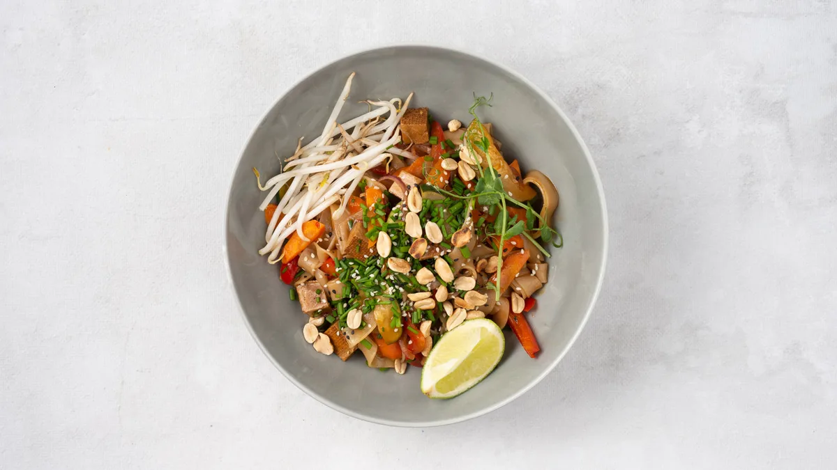 Pad thai neua z wołowiną