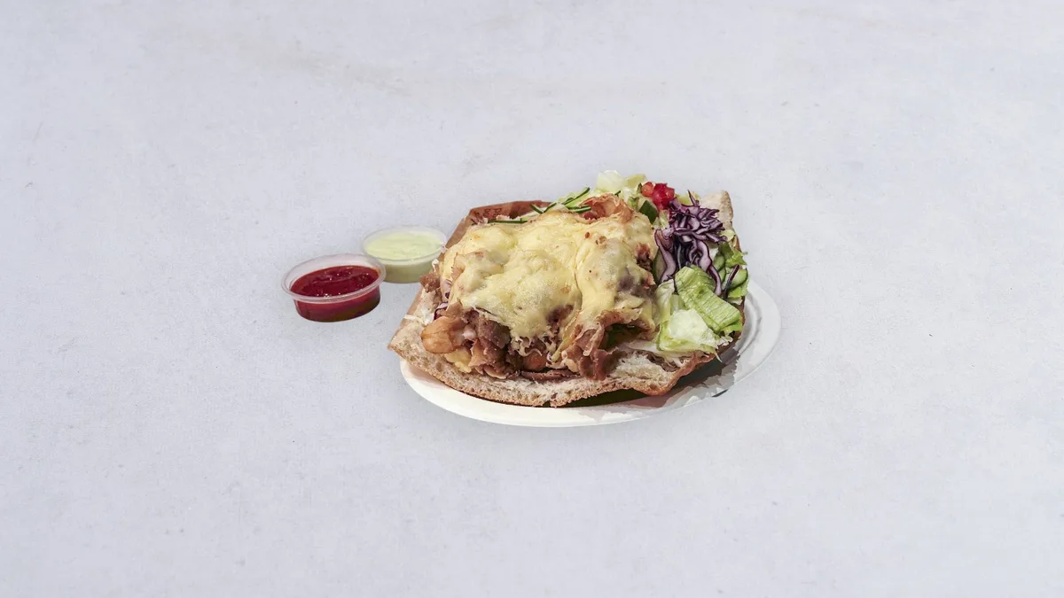 Kebab w bułce z serem