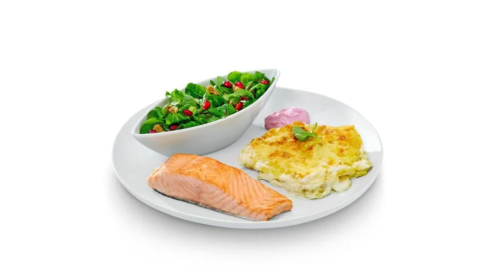Lachsfilet vom Grill mit Gratin und Feldsalat