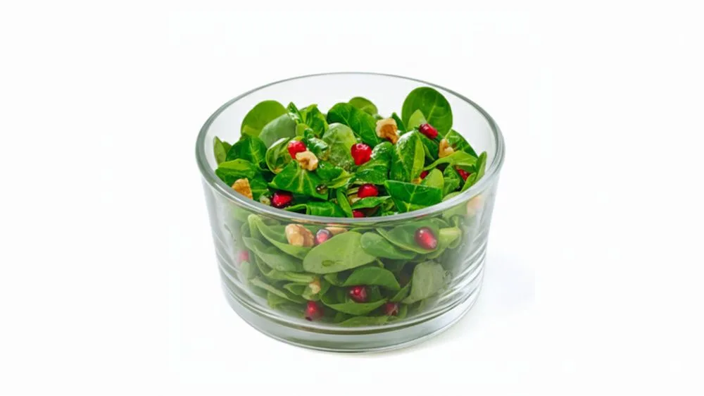 Feldsalat mit Granatapfel- and Walnusskernen