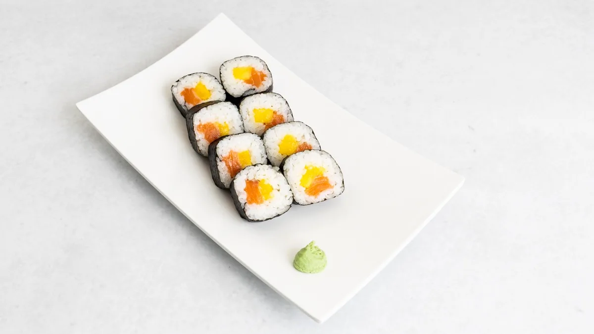 Maki z lososm in mangom (8 kosov)