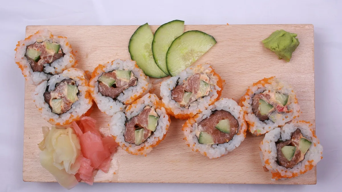 SPICY SALMON URAMAKI