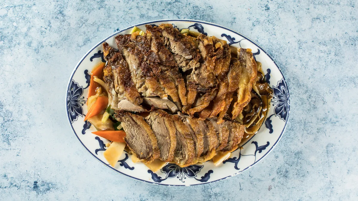Raca z bambusom in kitajskimi gobami in riž