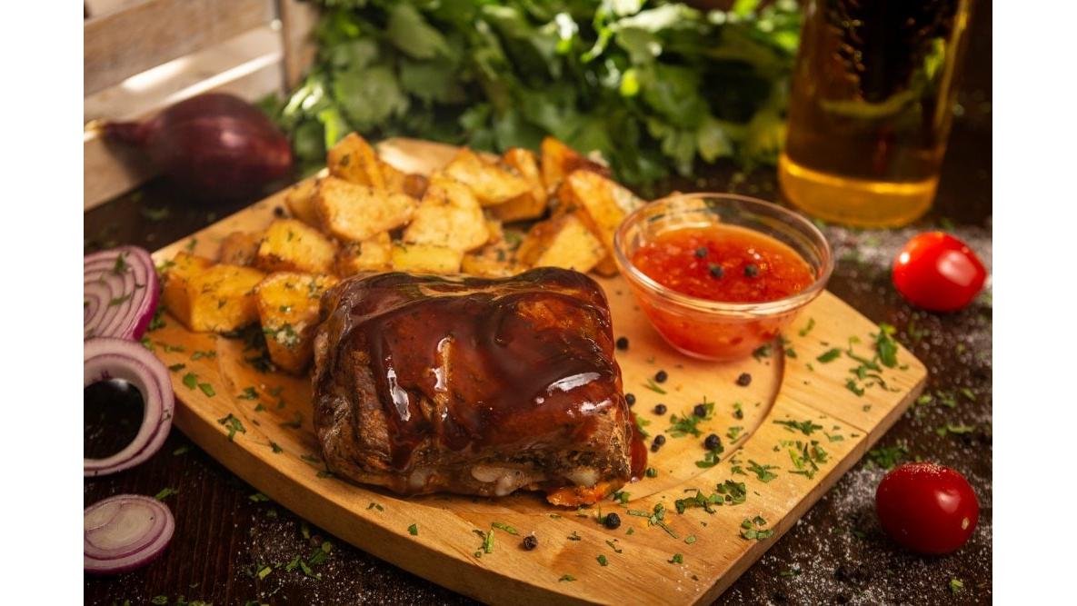 Coaste de porc cu sos bbq și cartofii bucătarului